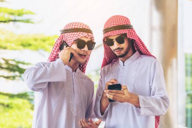 Konuşmak ve cep telefonuyla Arap erkekler