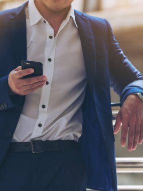 Akıllı telefon kullanan bir iş adamı.