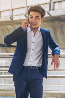 Akıllı telefon kullanan bir iş adamı.