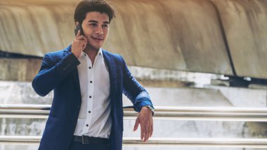 Akıllı telefon kullanan bir iş adamı.