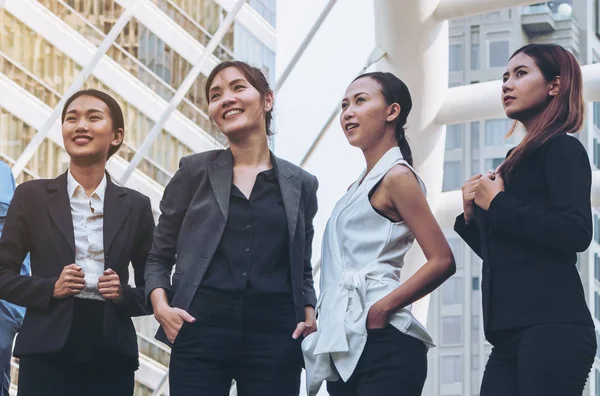 Selbstbewusstes Frauenteam — Stockfoto