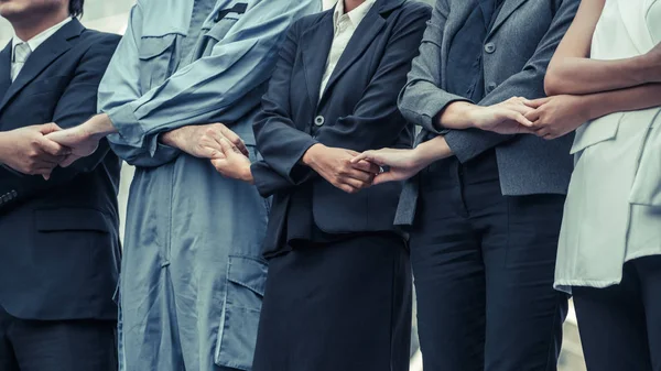 Empresarios tomados de la mano mostrando trabajo en equipo . —  Fotos de Stock