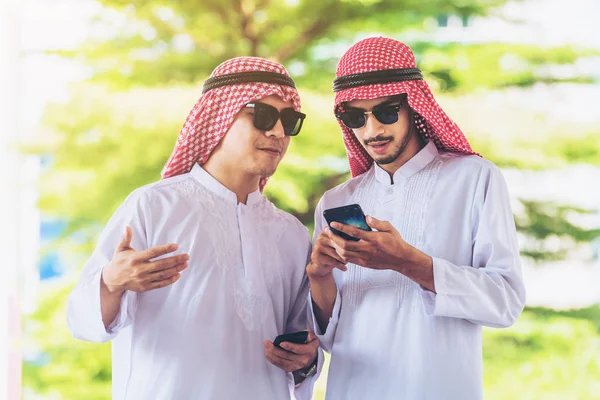 Konuşmak ve cep telefonuyla Arap erkekler