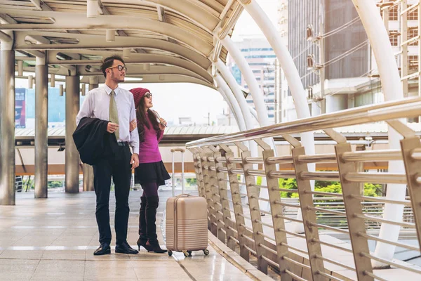 Havaalanı yürüme yürümek çift gezginler