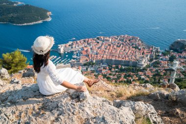 Dubrovnik, Hırvatistan manzaraya bakarak Gezgin