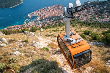 Panorama görünümü Dubrovnik'in tarihi kent merkezine ve teleferik