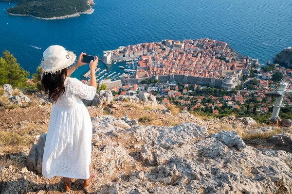 Traveller takes photograph of Dubrovnik with phone — Stock Photo, Image