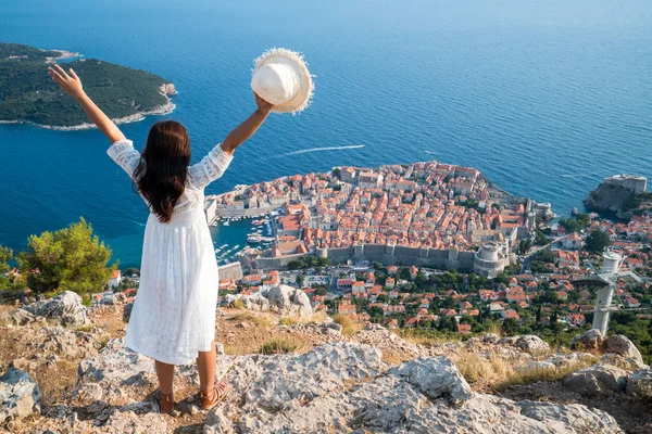 Traveller looking at view of Dubrovnik, Croatia — Stock Photo, Image