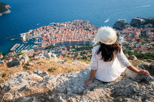 Traveller looking at view of Dubrovnik, Croatia — Stock Photo, Image