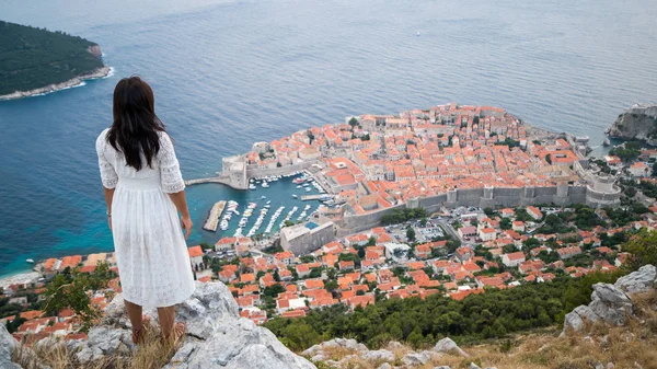 Viajeros con vista a Dubrovnik, Croacia — Foto de Stock