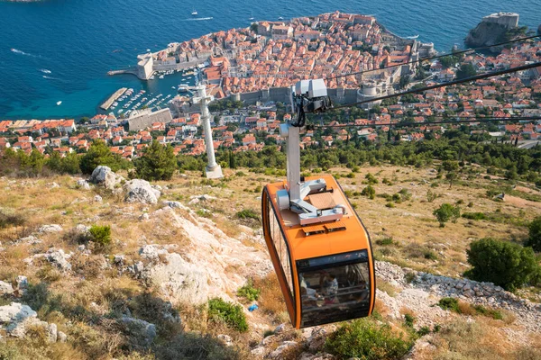 Panorama görünümü Dubrovnik'in tarihi kent merkezine ve teleferik