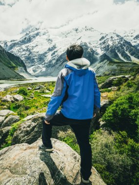 Dağ sıralarının manzarada seyahat adam