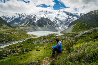 Dağ vahşi manzara seyahat uzun yürüyüşe çıkan kimse.
