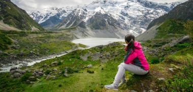 Dağ vahşi manzara seyahat uzun yürüyüşe çıkan kimse.