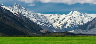 Dağ aralıkları ve yeşil alan peyzaj çim
