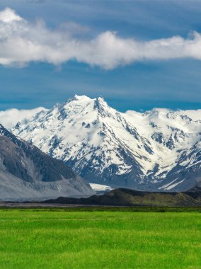 Dağ aralıkları ve yeşil alan peyzaj çim