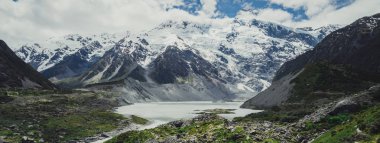 Dağlar, göller ve çayır peyzaj