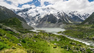 Dağlar, göller ve çayır peyzaj