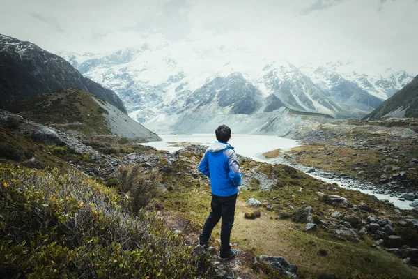 Caminhante de montanha viajando na paisagem selvagem . — Fotografia de Stock