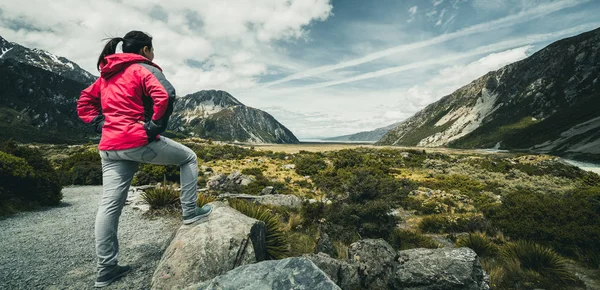 Mulher viajante viajando em paisagem selvagem — Fotografia de Stock