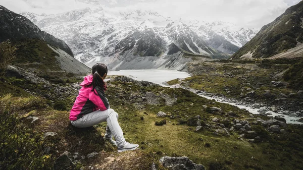 Randonneur de montagne voyageant dans un paysage sauvage . — Photo