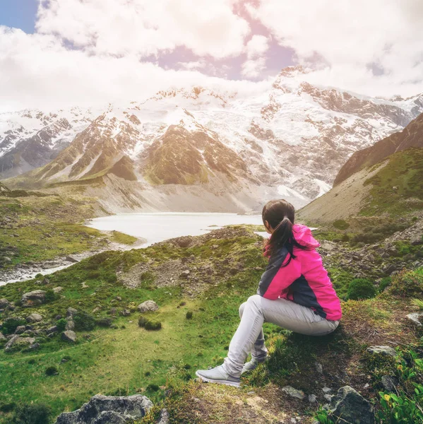 Randonneur de montagne voyageant dans un paysage sauvage . — Photo