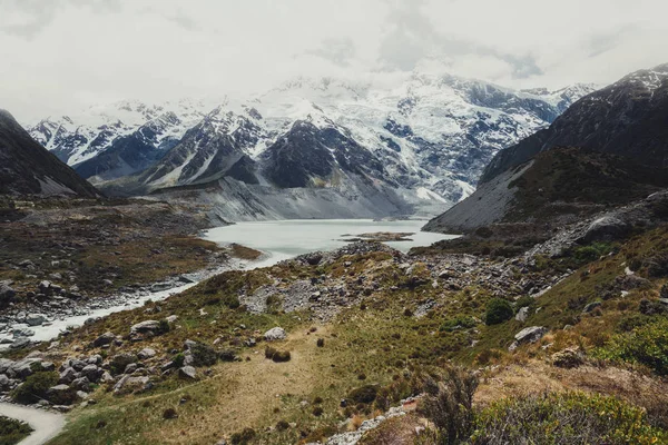 Dağlar, göller ve çayır peyzaj