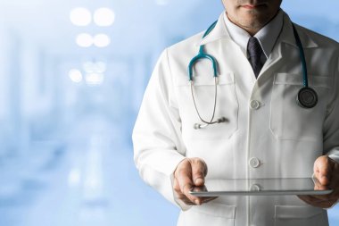 Erkek doktor Holding Tablet bilgisayar