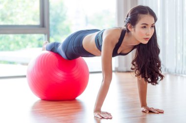 Kadın fitness salonunda uygun topu ile yapıyor