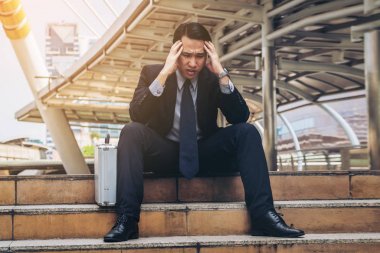 Umutsuz işadamı umutsuzca merdiven yere oturmak