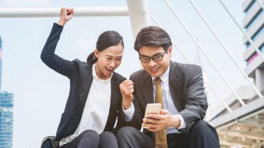 Mutlu iş adamı ve telefon arayan kadın