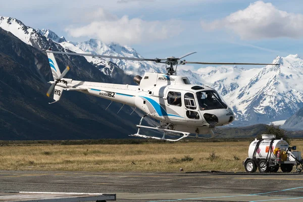 Helicopter flys in the mountain area — Stock Photo, Image