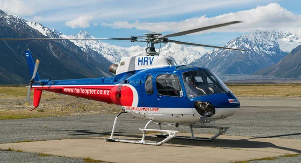 Tourist helicopter preparing to take off — Stock Photo, Image