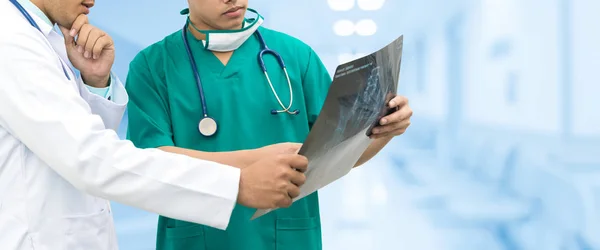 Médico y cirujano mirando la radiografía — Foto de Stock