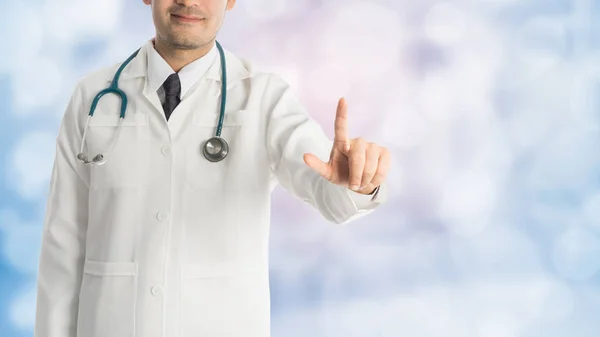Arzt zeigt mit dem Finger auf Kopierraum. — Stockfoto