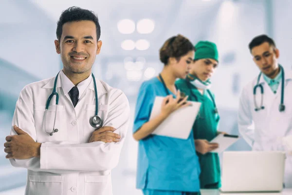 Группа медицинских работников - врач, медсестра и хирург — стоковое фото