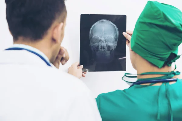 医生看病人头部的 x 光胶片 — 图库照片