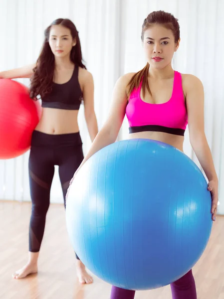 Women holding fit ball in fitness gym group class — Stock Photo, Image