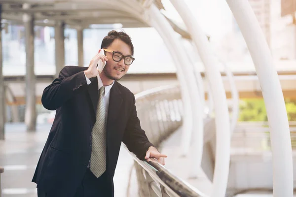 Homem de negócios falando ao telefone — Fotografia de Stock