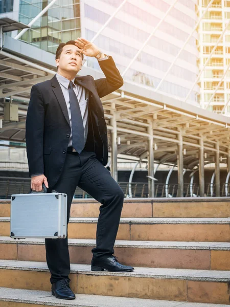 Zakenman die zijn weg zoekt in de moderne stad — Stockfoto