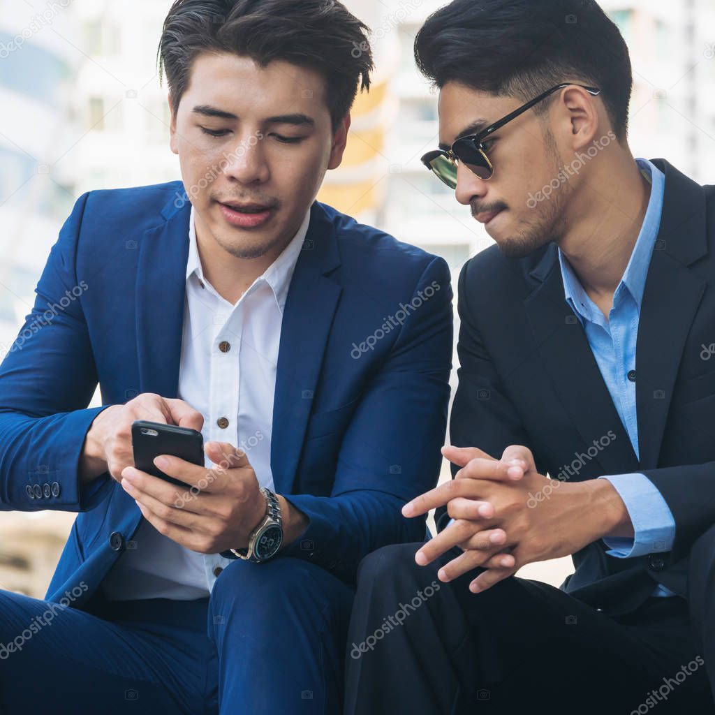 Two business people discuss business affair on mobile phone