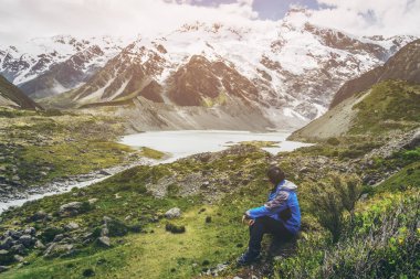 Dağ vahşi manzara seyahat uzun yürüyüşe çıkan kimse.