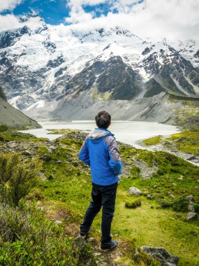 Dağ vahşi manzara seyahat uzun yürüyüşe çıkan kimse.