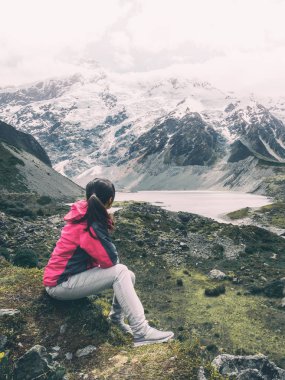 Dağ vahşi manzara seyahat uzun yürüyüşe çıkan kimse.
