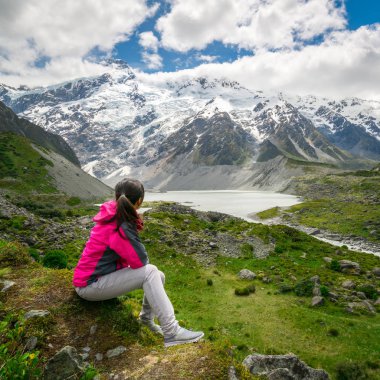 Dağ vahşi manzara seyahat uzun yürüyüşe çıkan kimse.