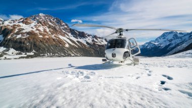 Helikopter kar dağda iniş