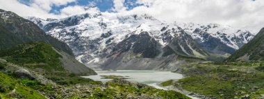 Dağlar, göller ve çayır peyzaj