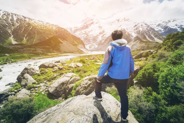 Homme voyageant dans les chaînes de montagnes paysage — Photo