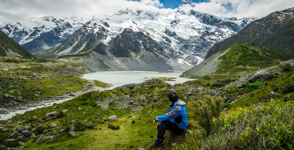 Caminhante de montanha viajando na paisagem selvagem . — Fotografia de Stock