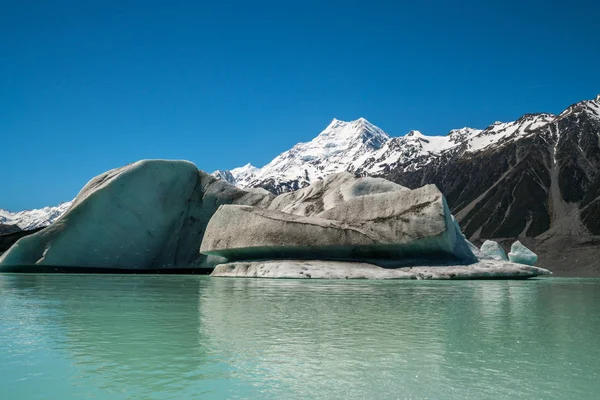 Mount Cook sett fra Tasman Lake, New Zealand – stockfoto